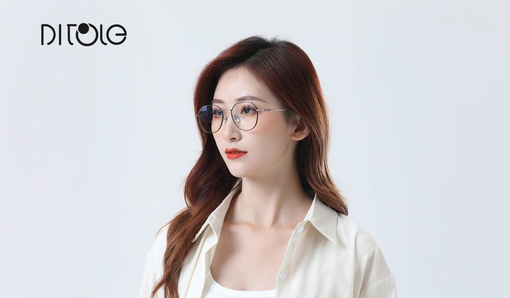 女模有logo