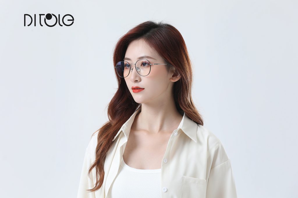 女模有logo